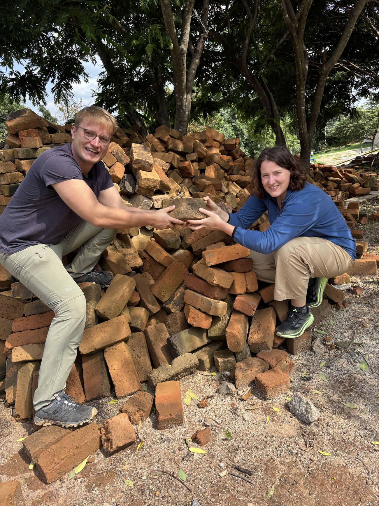 Fra & Bene building their house in Costa, brick by brick